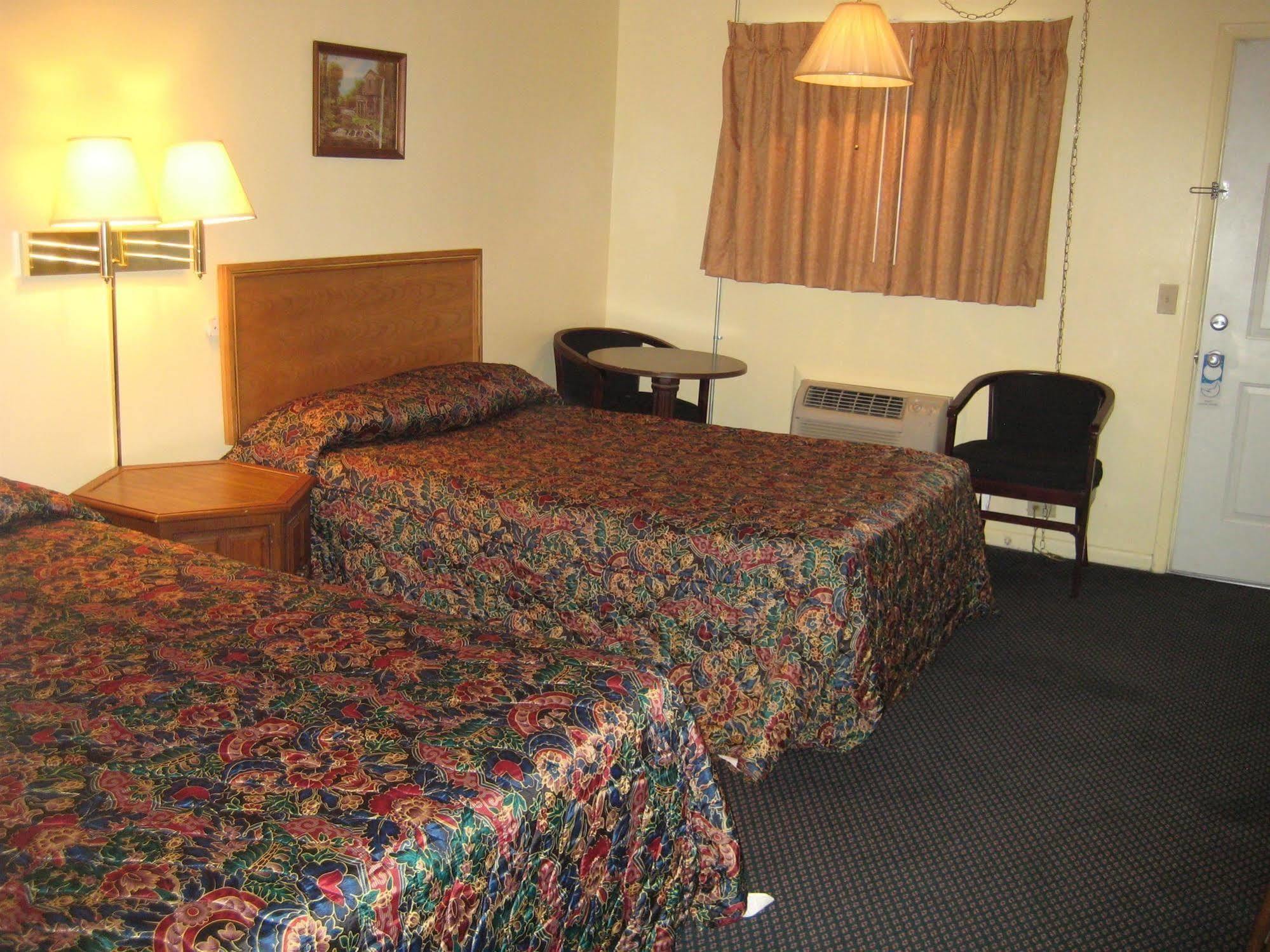 Luxury Inn פורסט סיטי מראה חיצוני תמונה